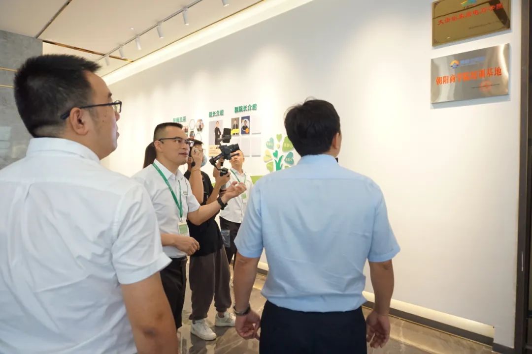 譚董事長向調(diào)研組介紹商學(xué)院運(yùn)營模式